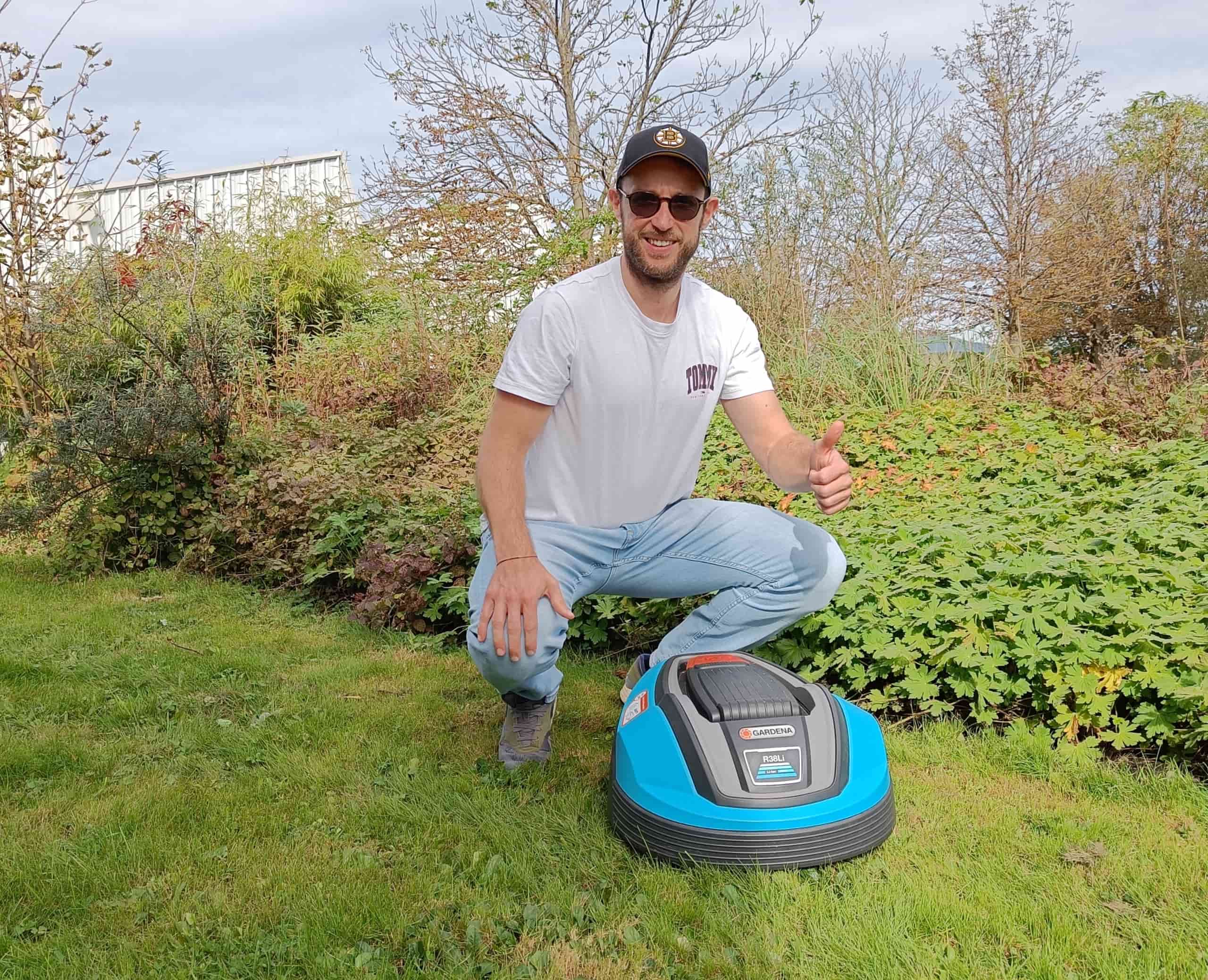 Christofer mit Mähroboter